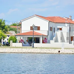 Apartament King, Nin